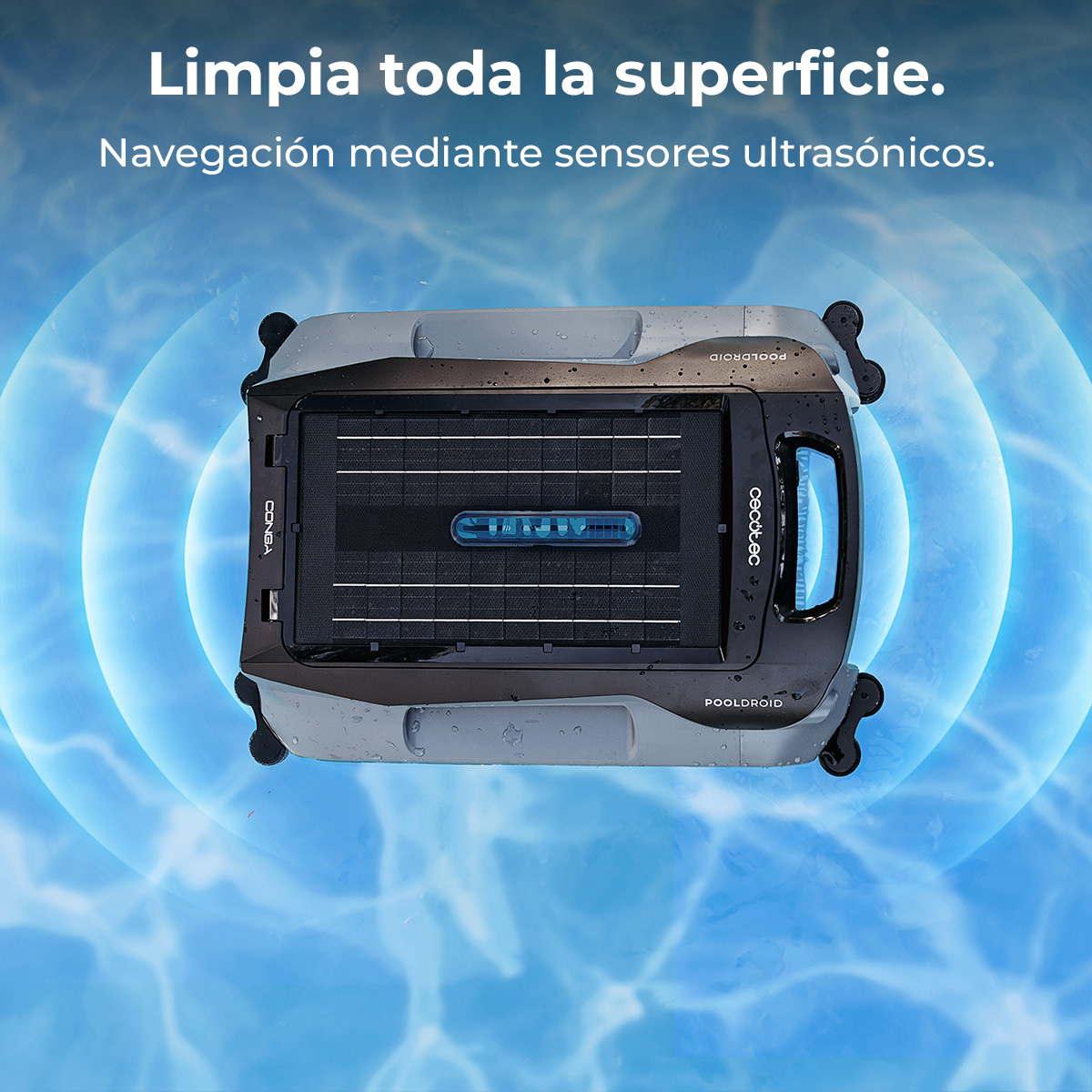 Un robot de piscina con paneles solares flota en el agua.