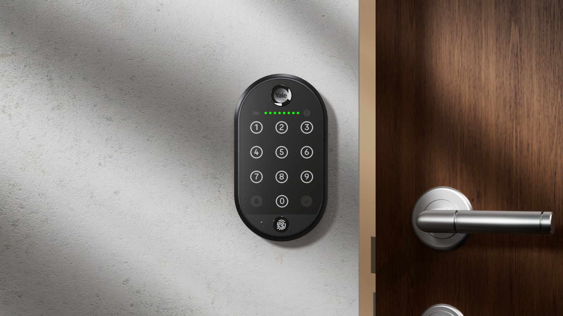 Una cerradura Yale con teclado y sensor de huellas dactilares junto a una puerta de madera.