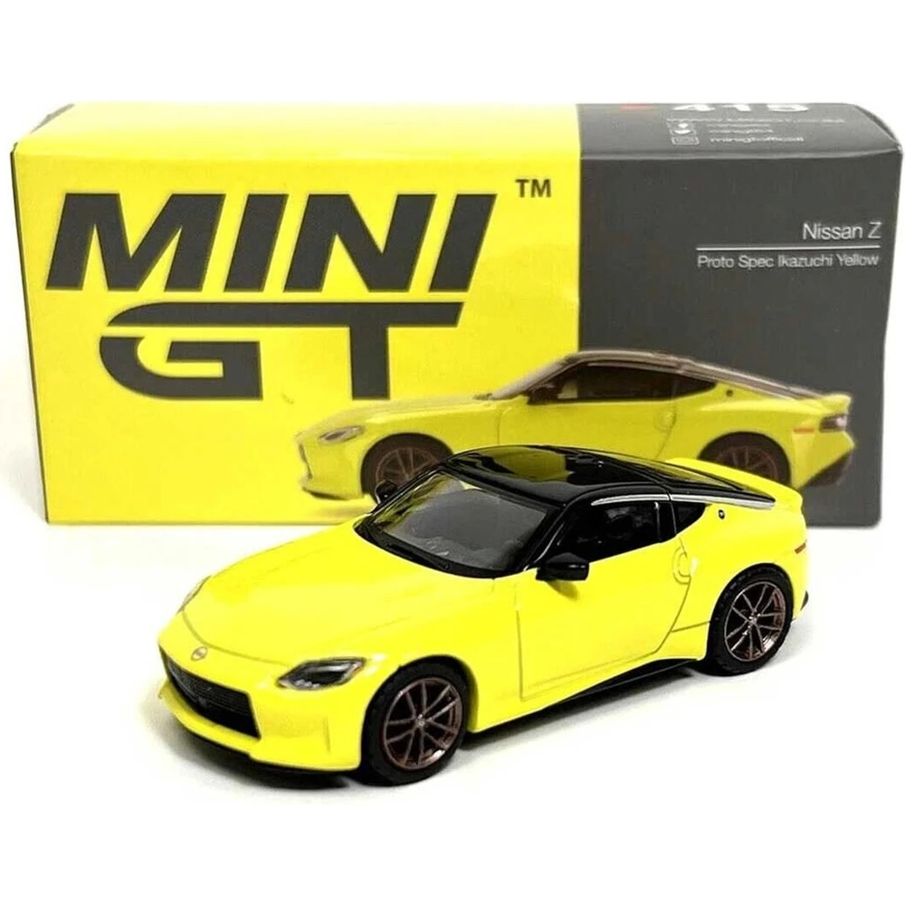 Siyah tavanlı sarı bir Nissan Z oyuncak araba, MINI GT logolu sarı bir kutunun önünde.