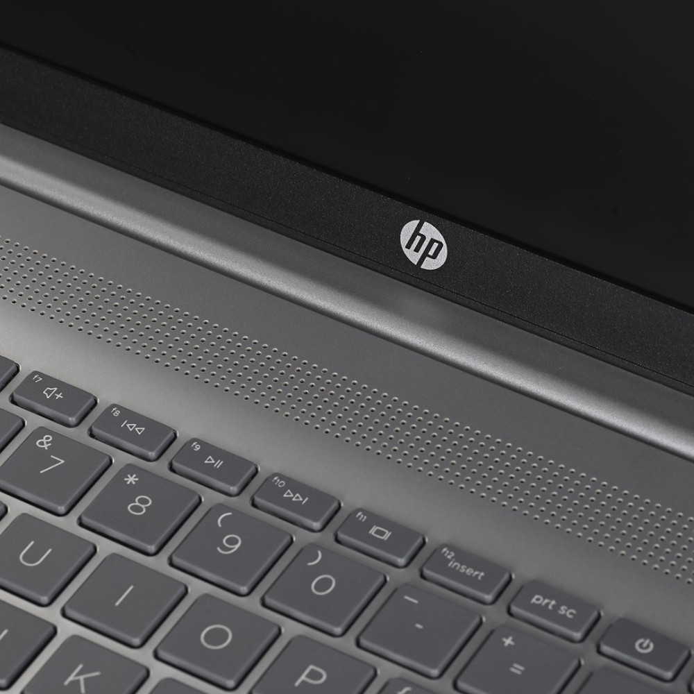 Zbliżenie na szarą klawiaturę laptopa HP z logo HP w prawym górnym rogu.