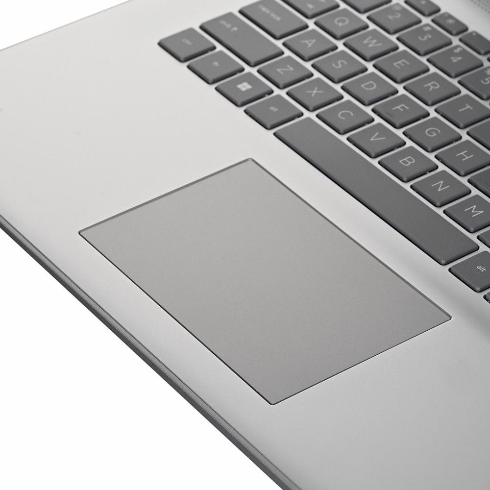 Zbliżenie na szarą klawiaturę i touchpad laptopa.