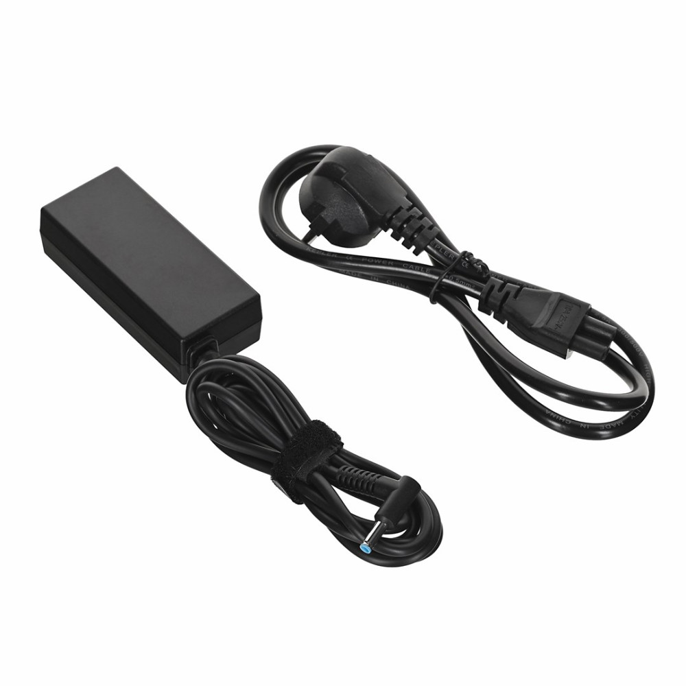 Czarny zasilacz do laptopa z kablami i wtyczką na białym tle.