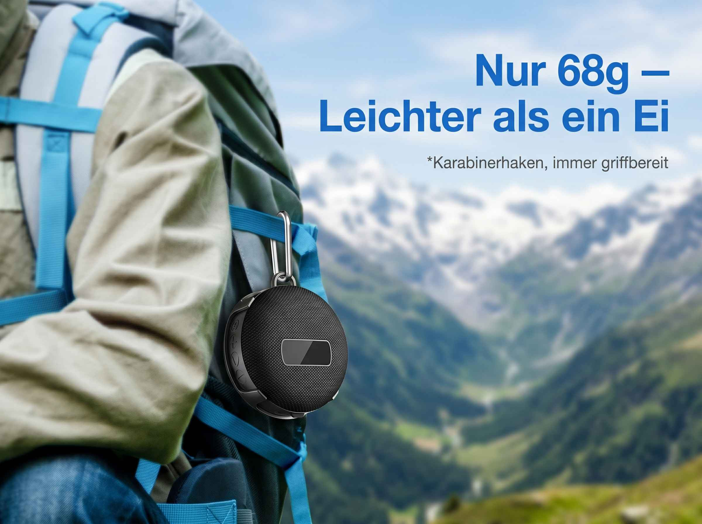 Ein leichter Lautsprecher mit Karabinerhaken an einem Rucksack im Gebirge.
