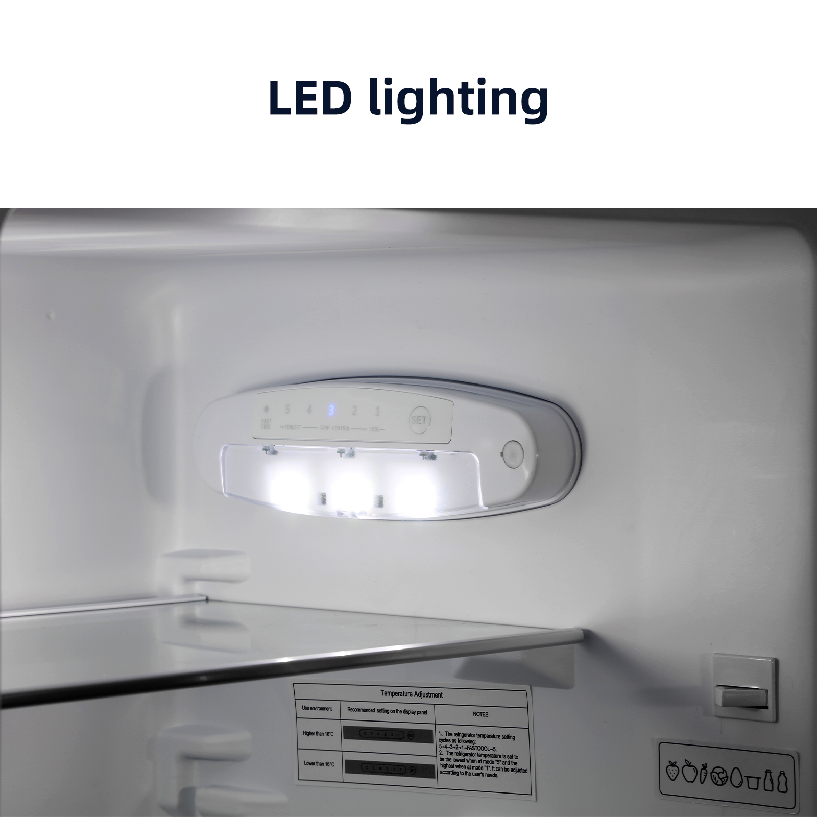 Interior de un refrigerador con iluminación LED y panel de control de temperatura.