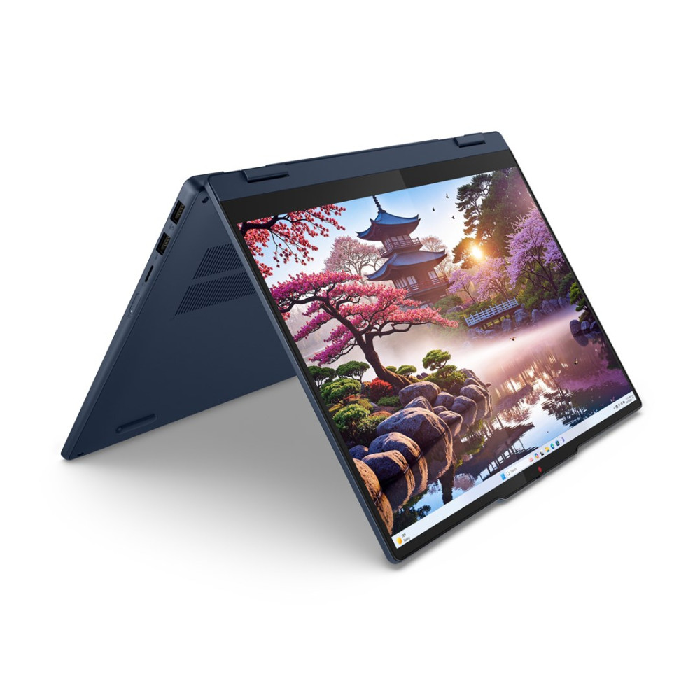 Otwarty granatowy laptop wyświetla spokojną japońską scenę ogrodową z pagodą, kwitnącymi wiśniami i wodą.