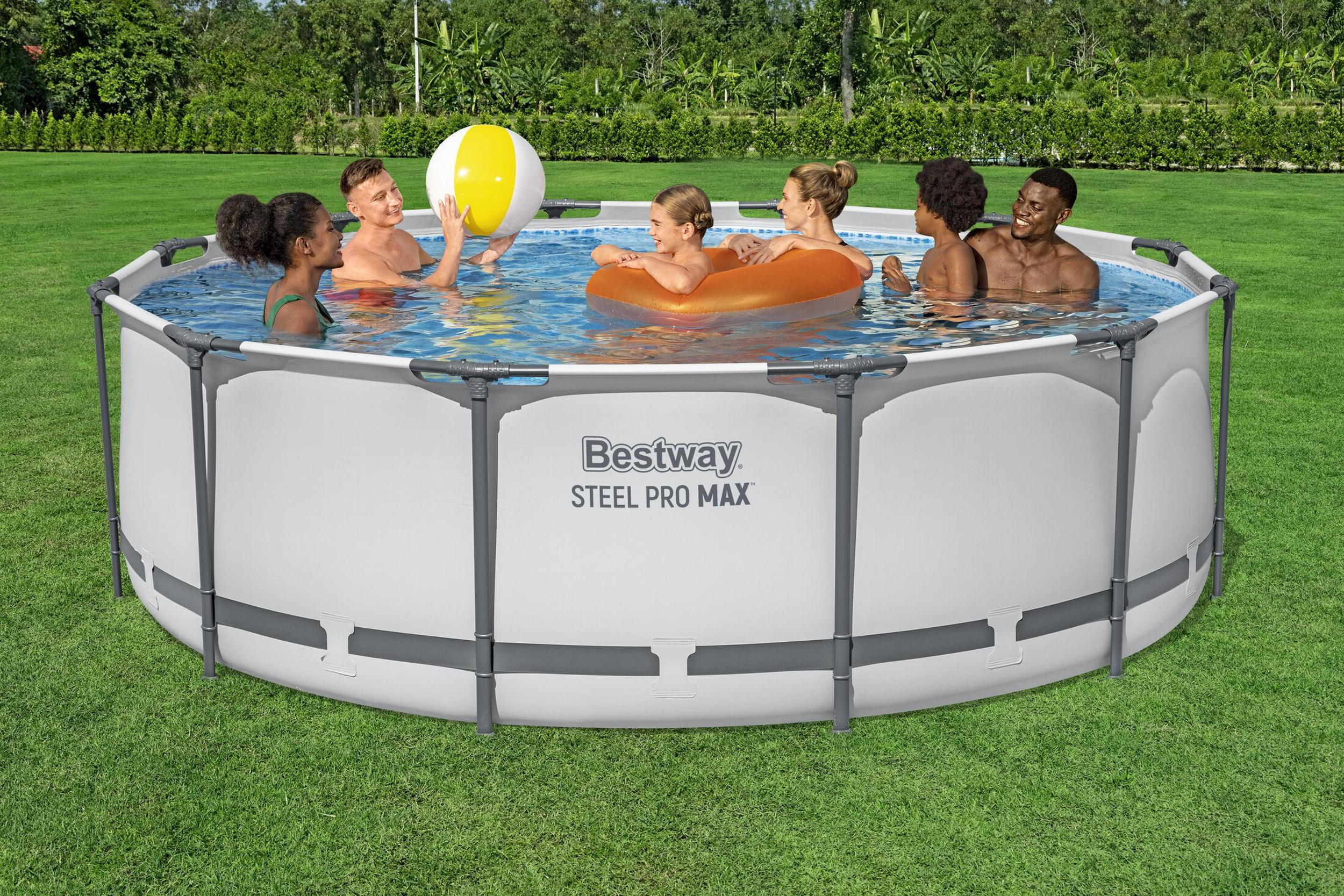 Ludzie pluskają się w okrągłym basenie zewnętrznym. Żółta piłka unosi się na wodzie.