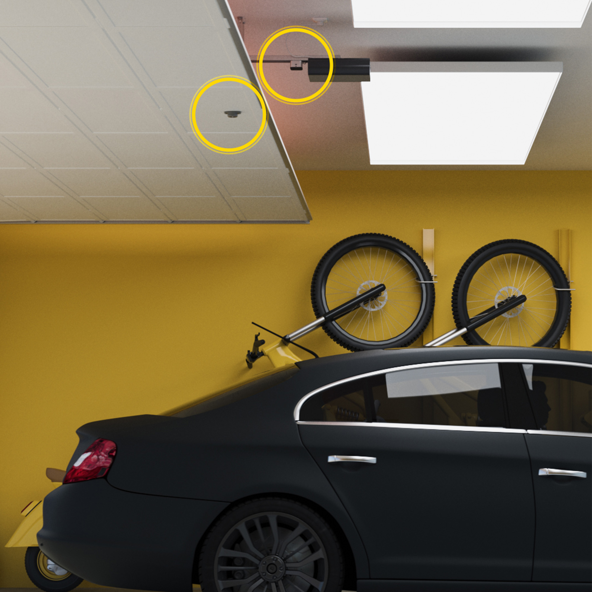 Un coche negro en un garaje amarillo con dos bicicletas colgadas en la pared.