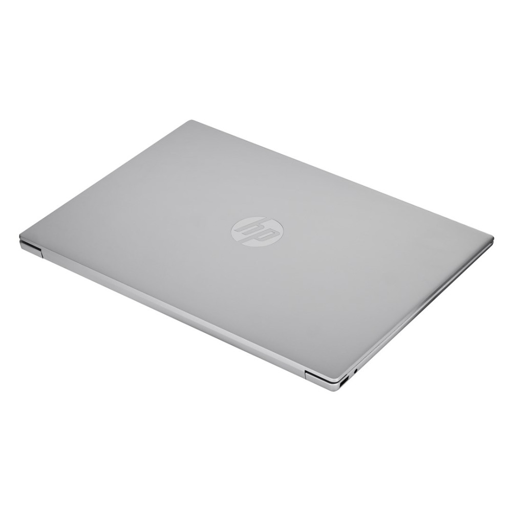 Zamknięty srebrny laptop z logo HP na pokrywie.