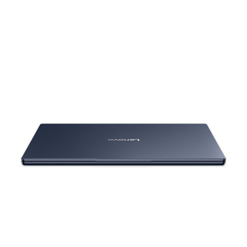 Zamknięty ciemnoniebieski laptop Lenovo leży na białym tle.