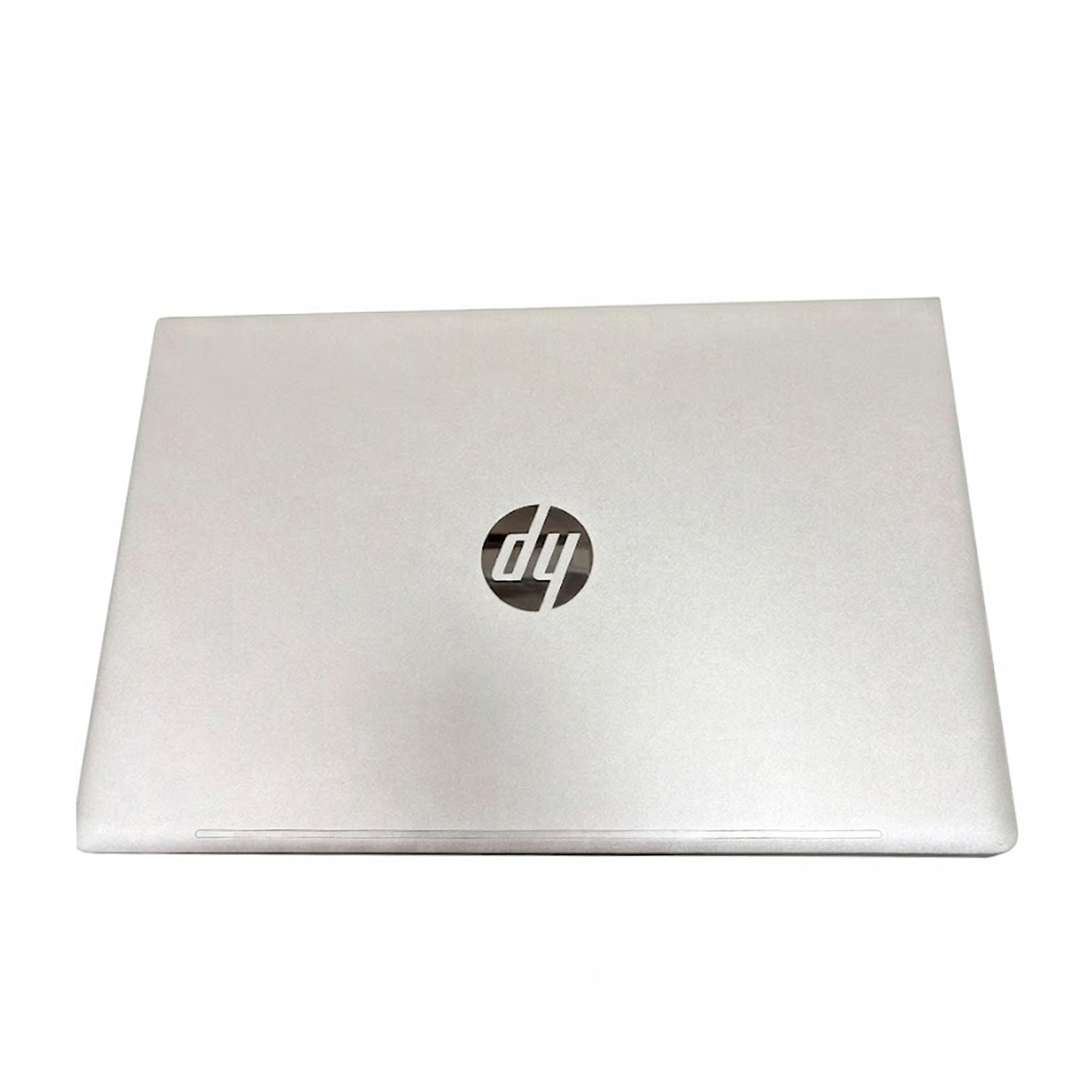 Kapalı gümüş rengi HP logolu dizüstü bilgisayar.