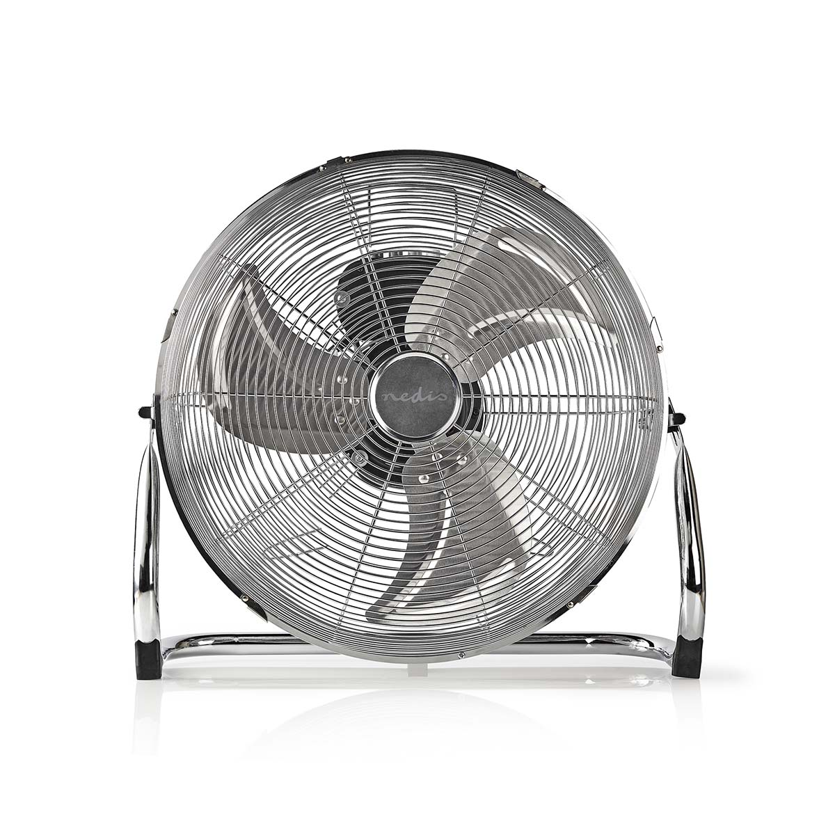 Un ventilatore da terra argentato con griglie metalliche e tre pale.
