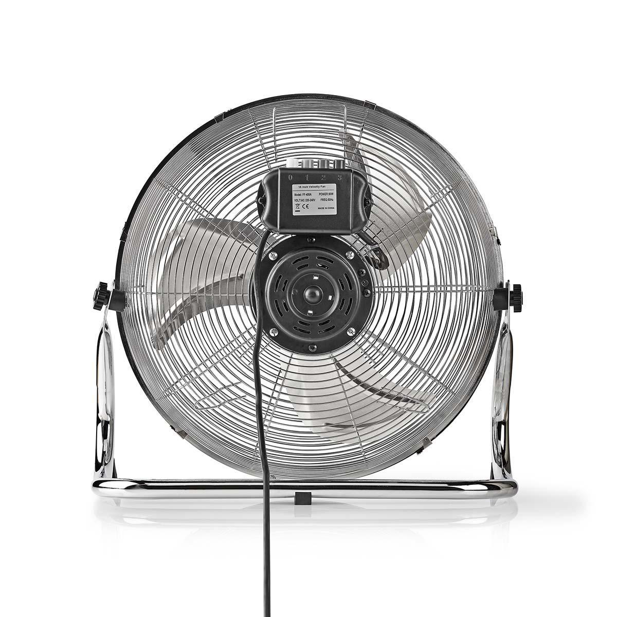 Un ventilatore argentato con accenti cromati è mostrato di spalle su sfondo bianco.