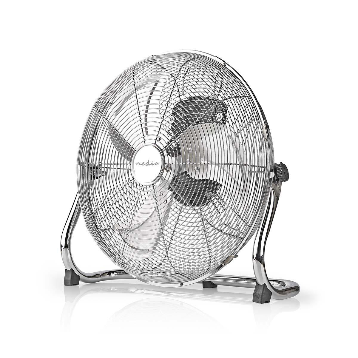 Un ventilatore da tavolo argentato con finitura cromata e griglia protettiva.