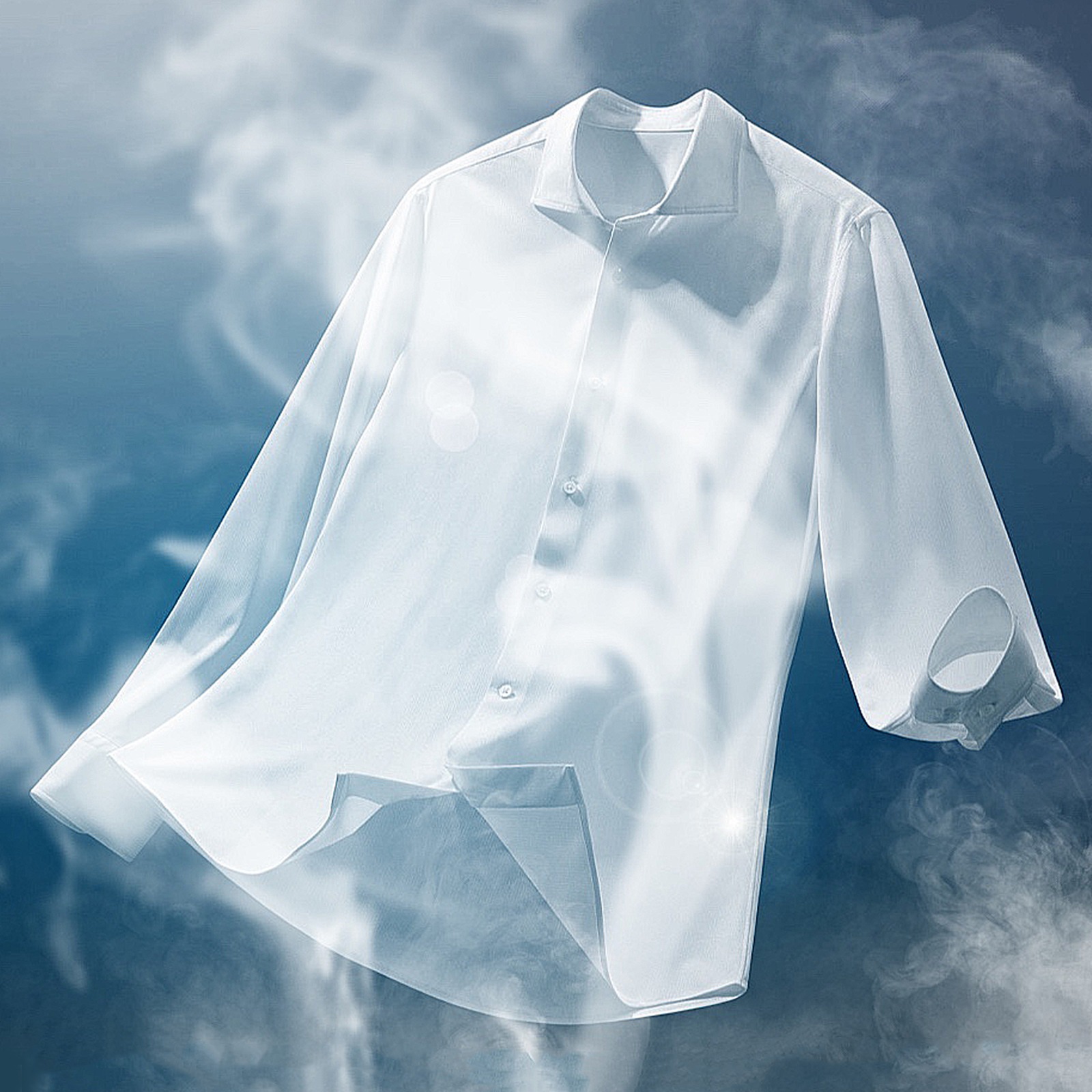 Una camicia bianca fluttua su uno sfondo blu nebbioso con riflessi di luce.