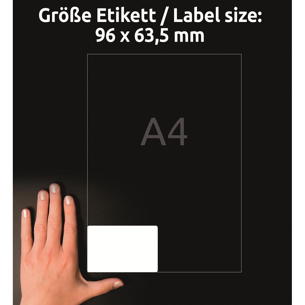 Eine Hand liegt neben einem Blatt Papier mit der Aufschrift A4. Etikettengröße: 96x63,5 mm.