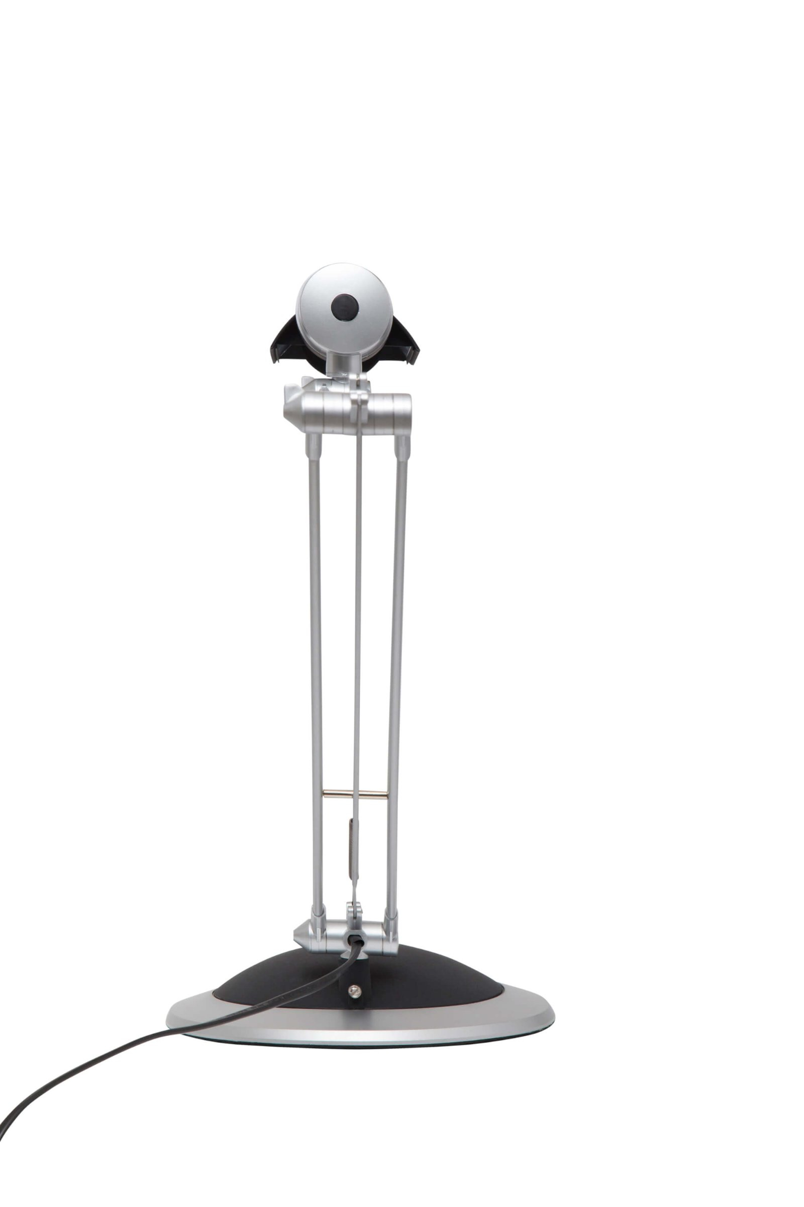Un braccio di lampada da scrivania argentato con base e cavo neri.