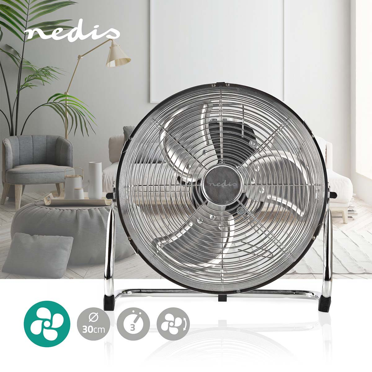 Un ventilatore da pavimento argentato di 30 cm di diametro è in un soggiorno.