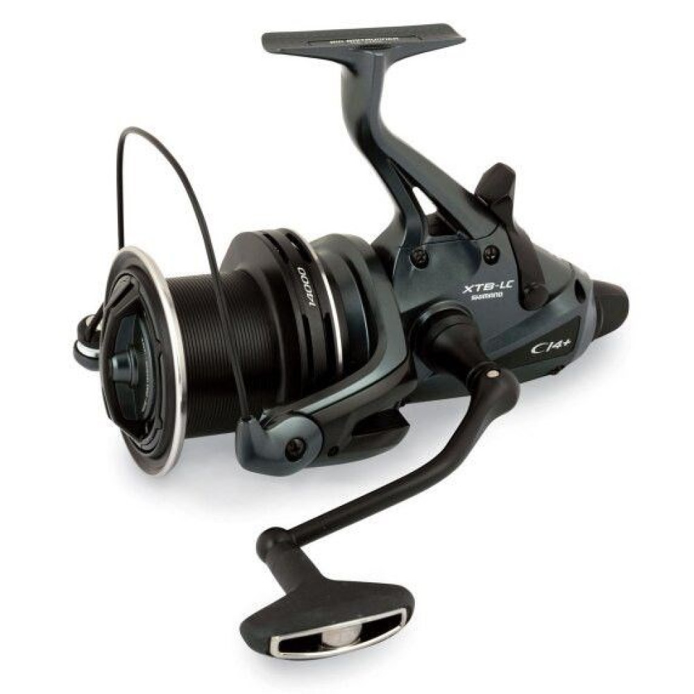 Ciemnoszara wędka z czarną szpulą i rączką na białym tle.