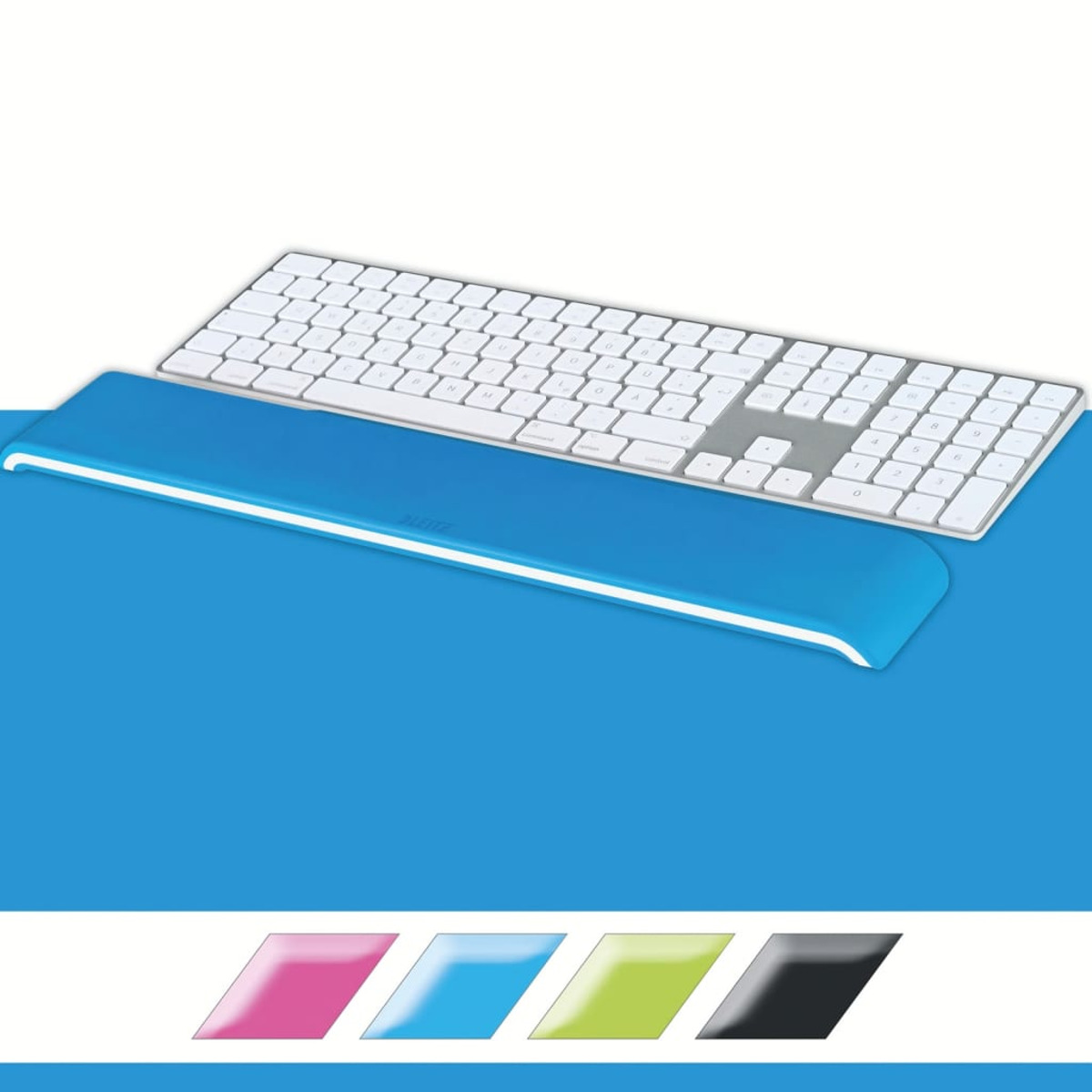 Un teclado blanco descansa sobre una superficie azul con un reposamuñecas azul.