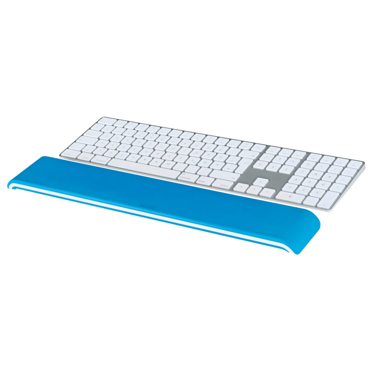 Un reposamuñecas azul yace bajo un teclado blanco con teclado numérico.