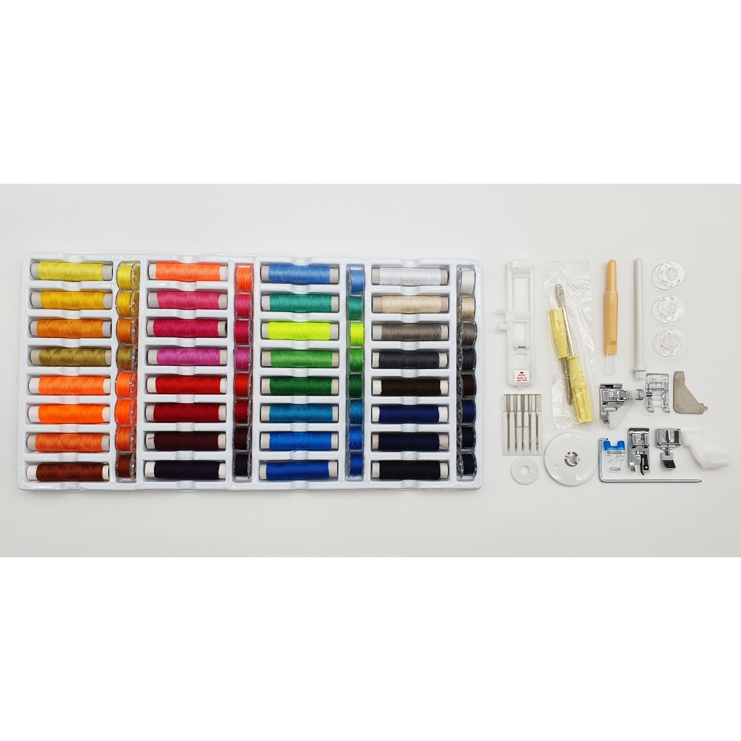 Nähkasten mit Garnspulen in verschiedenen Farben und Nähmaschinenzubehör.