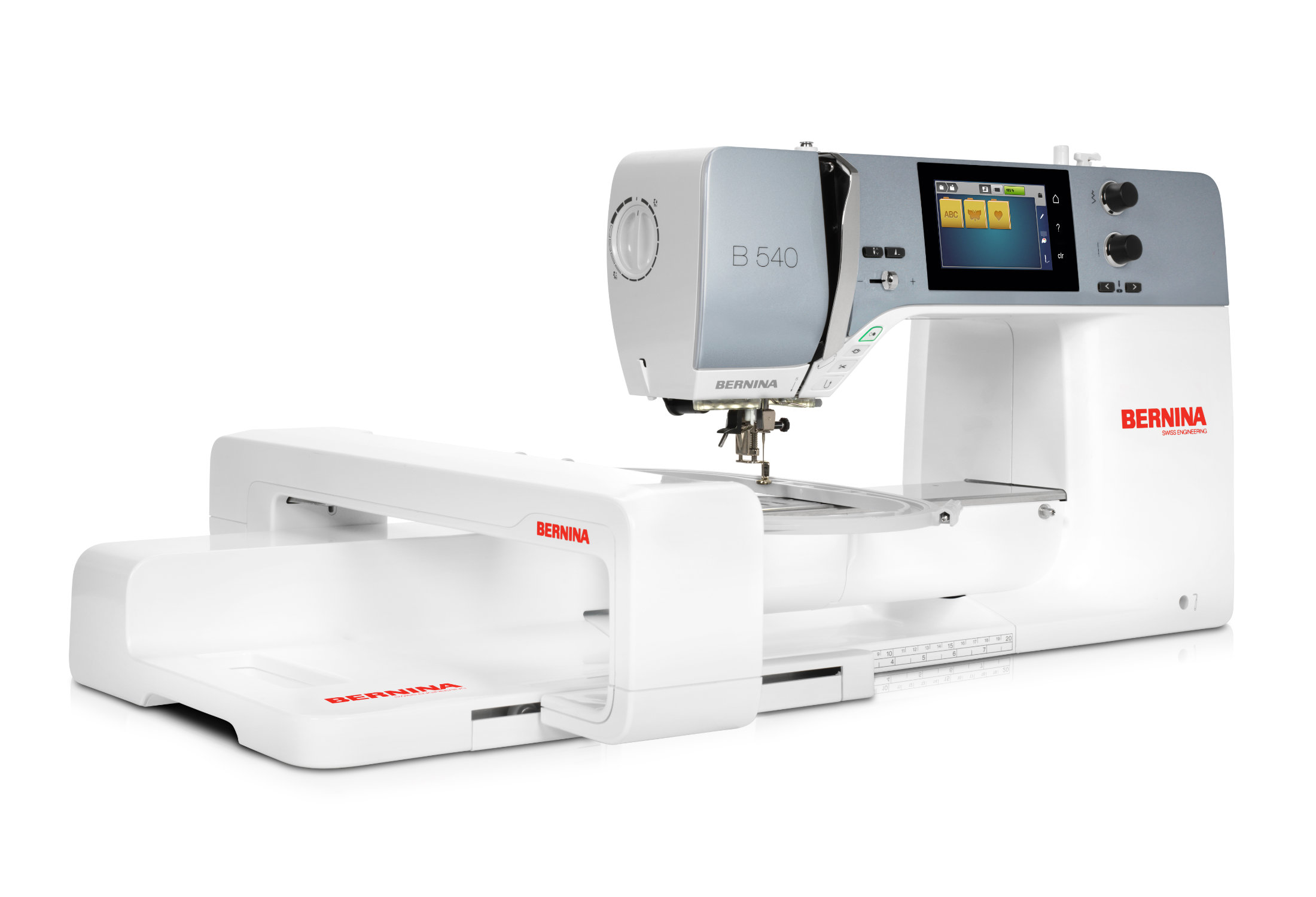 Eine weiße Bernina Nähmaschine mit silbernen Akzenten und einem Touchscreen-Display.