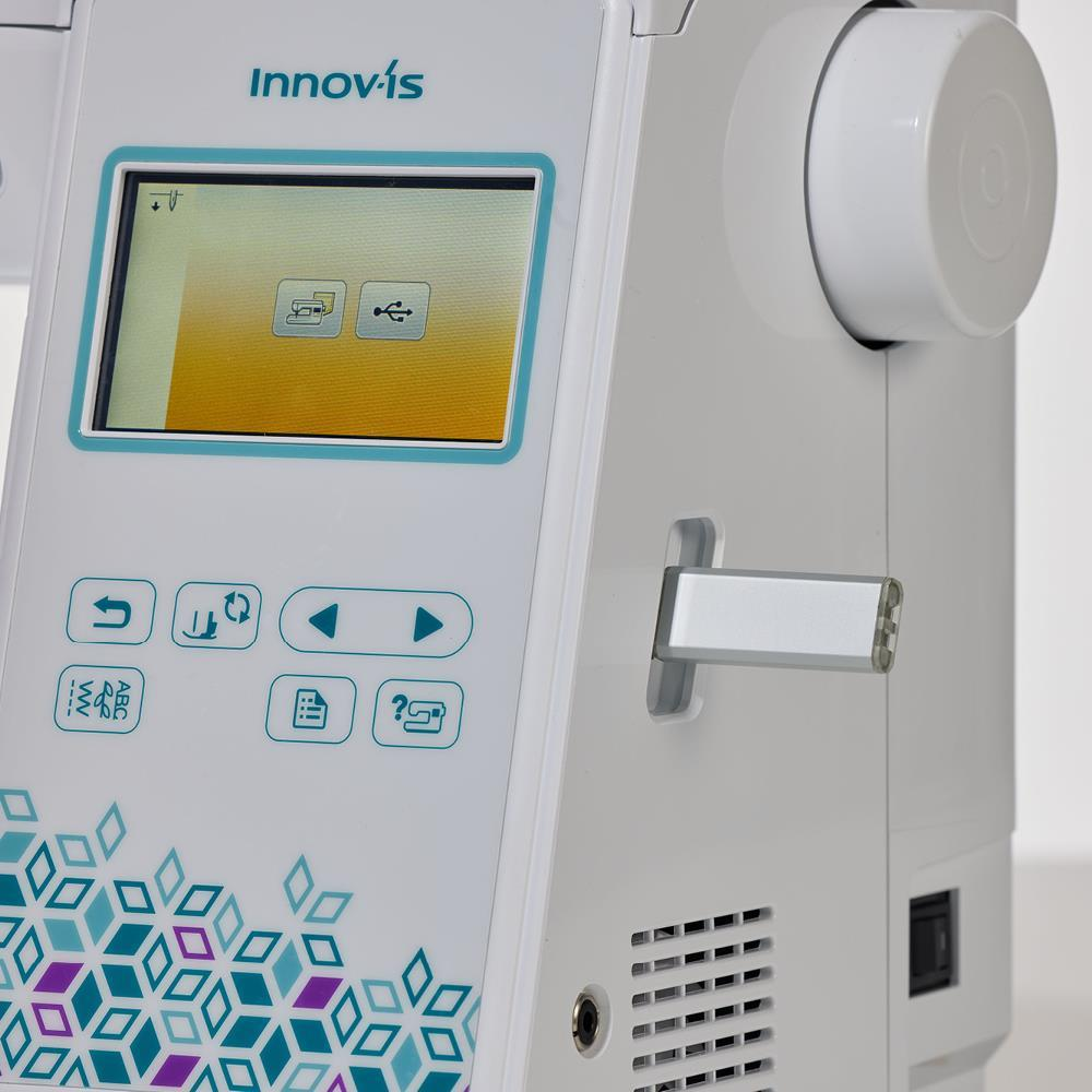 Ein weißer Innovis Nähmaschinen-Bedienfeld mit Bildschirm und USB-Anschluss.