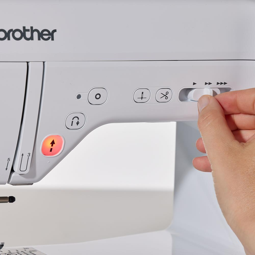 Eine Hand dreht einen weißen Regler an einer Nähmaschine. Symbole für Nadel und Schere.