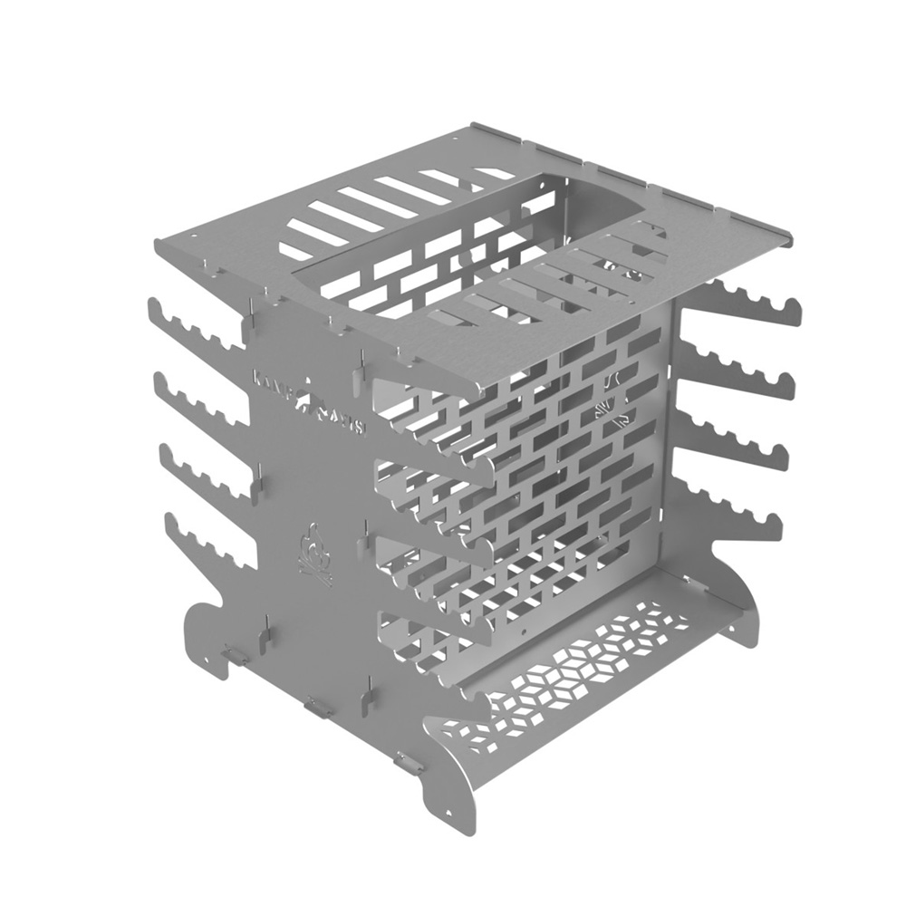 Gümüş metal taşınabilir ızgara, dilimli yanlar ve desenli kesiklere sahip.