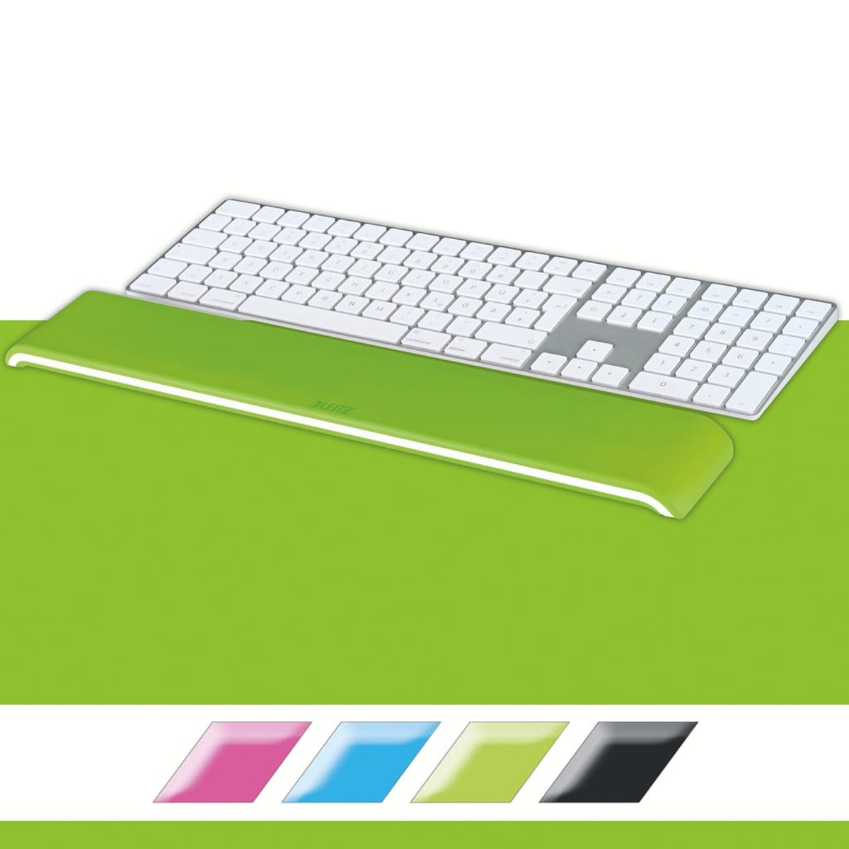 Un teclado blanco con una almohadilla reposamuñecas verde debajo.