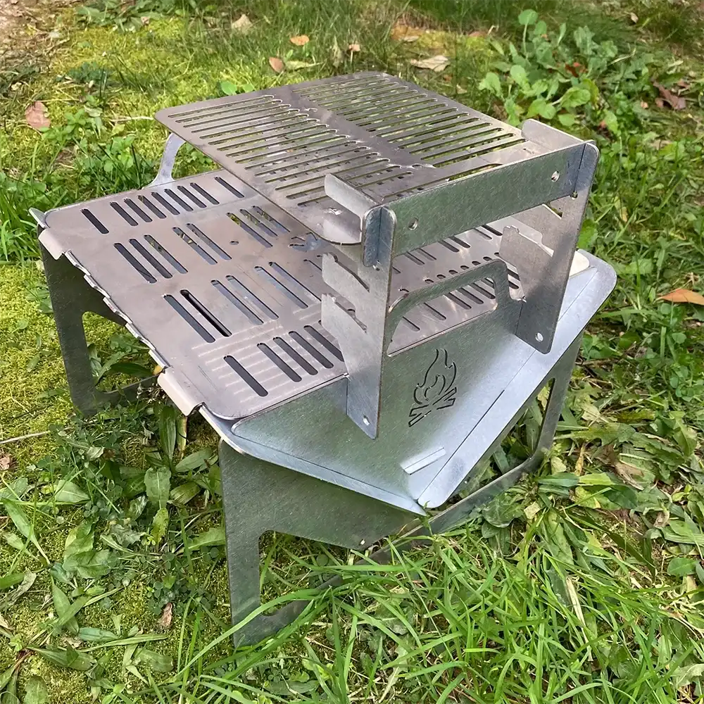 Katlanabilir metal ızgara yapraklı çimlerin üzerinde duruyor.