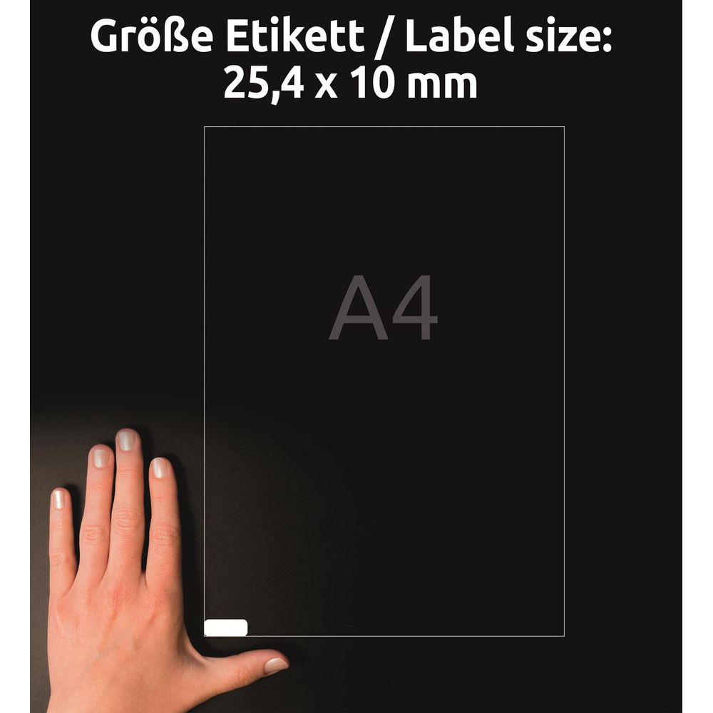 Eine menschliche Hand liegt neben einem schwarzen Blatt Papier mit der Aufschrift A4.