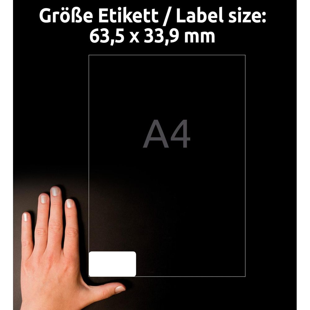 Eine Hand liegt neben einem A4-Blatt mit Etikettengrößenangabe.