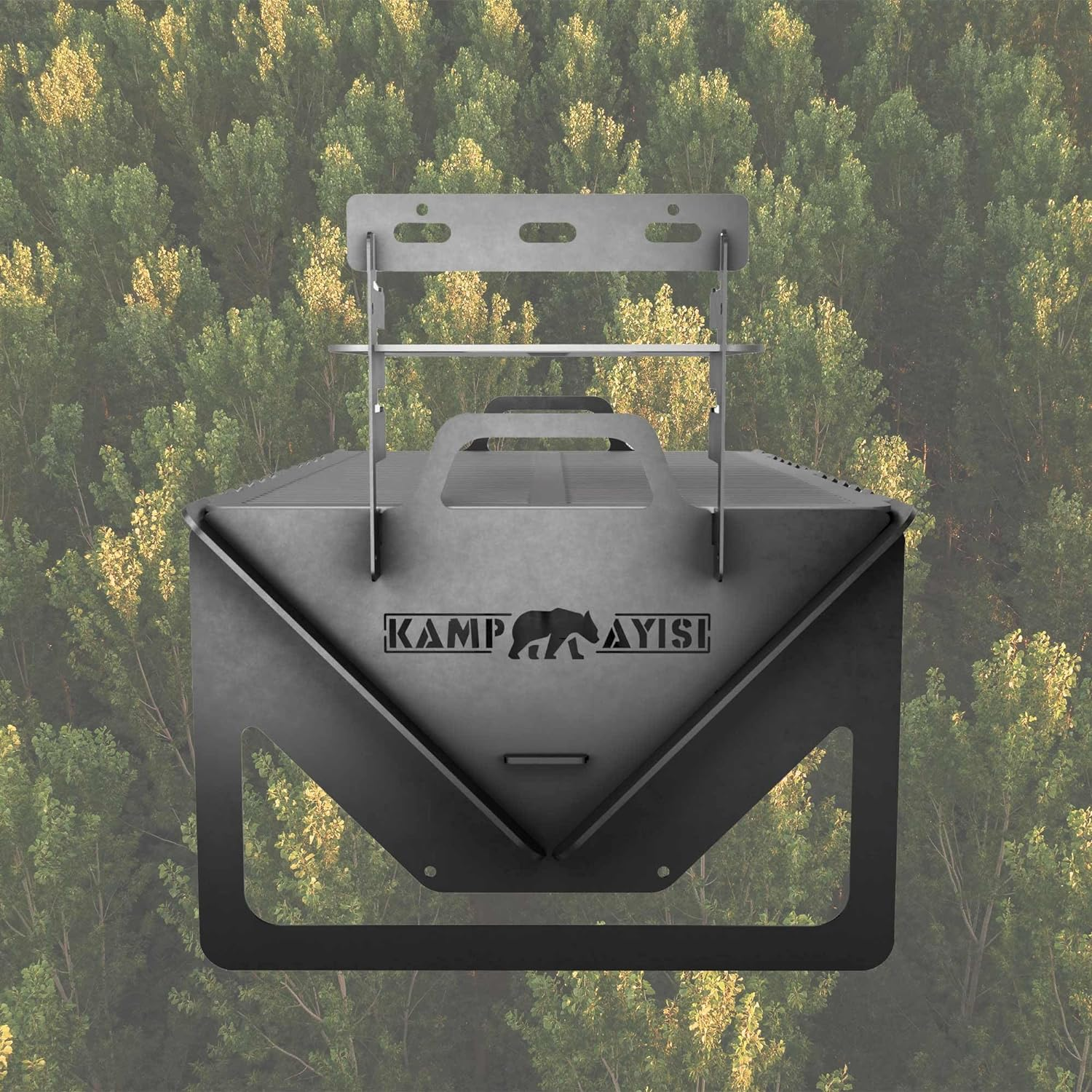Orman önünde KAMP AYISI yazısı ve ayı logosu bulunan metal ızgara.