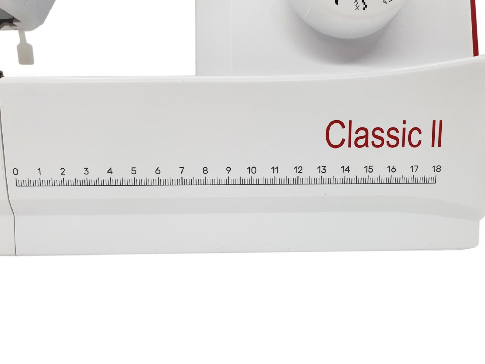 Weiße Nähmaschine mit Skala von 0-18 und Aufschrift „Classic II“.