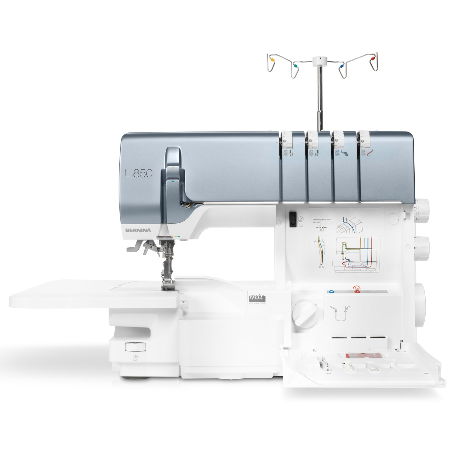 Ein weißer Bernina L 850 Overlock Nähmaschine mit blauem Deckel und Garnrollenhalter.