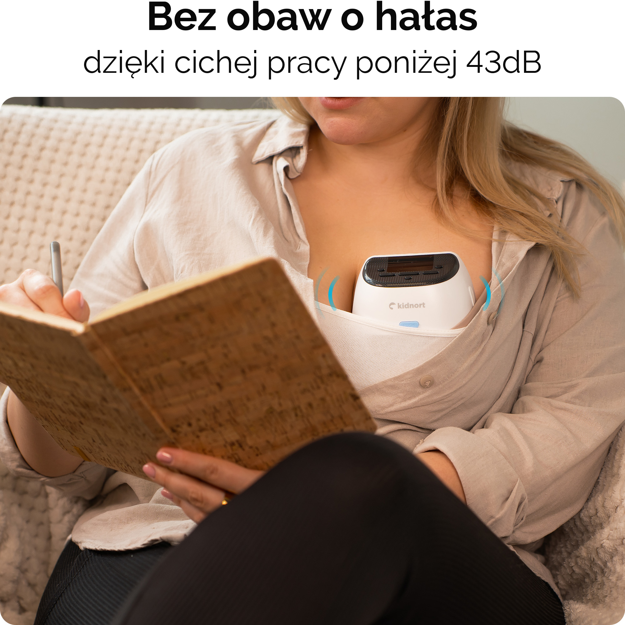 Kobieta siedzi na kanapie, pisze w notatniku, małe urządzenie pod ubraniem.