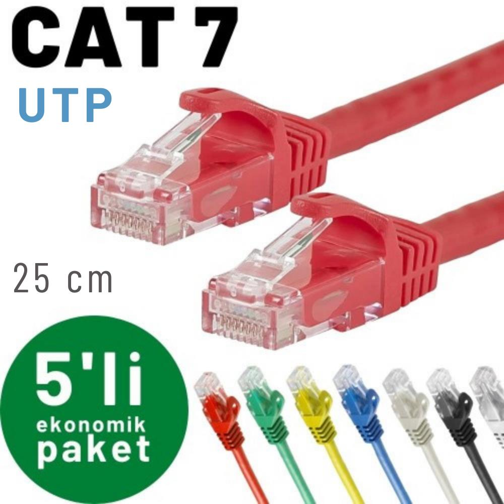 Konektörlü iki kırmızı CAT 7 UTP kablo, yanlarında yedi renkli kablo.