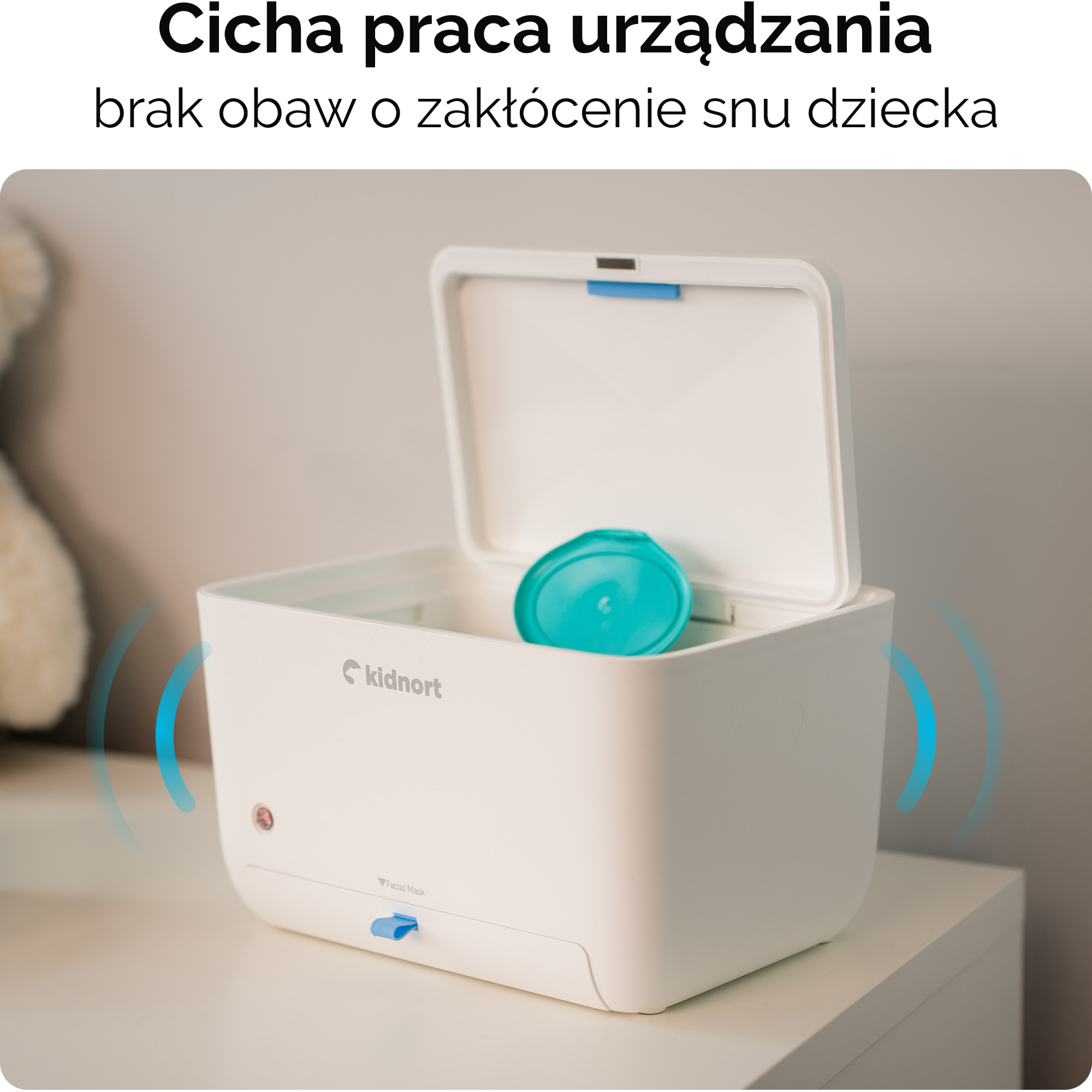 Biały nawilżacz z otwartą pokrywą, wewnątrz widoczna jest niebieska pokrywka.