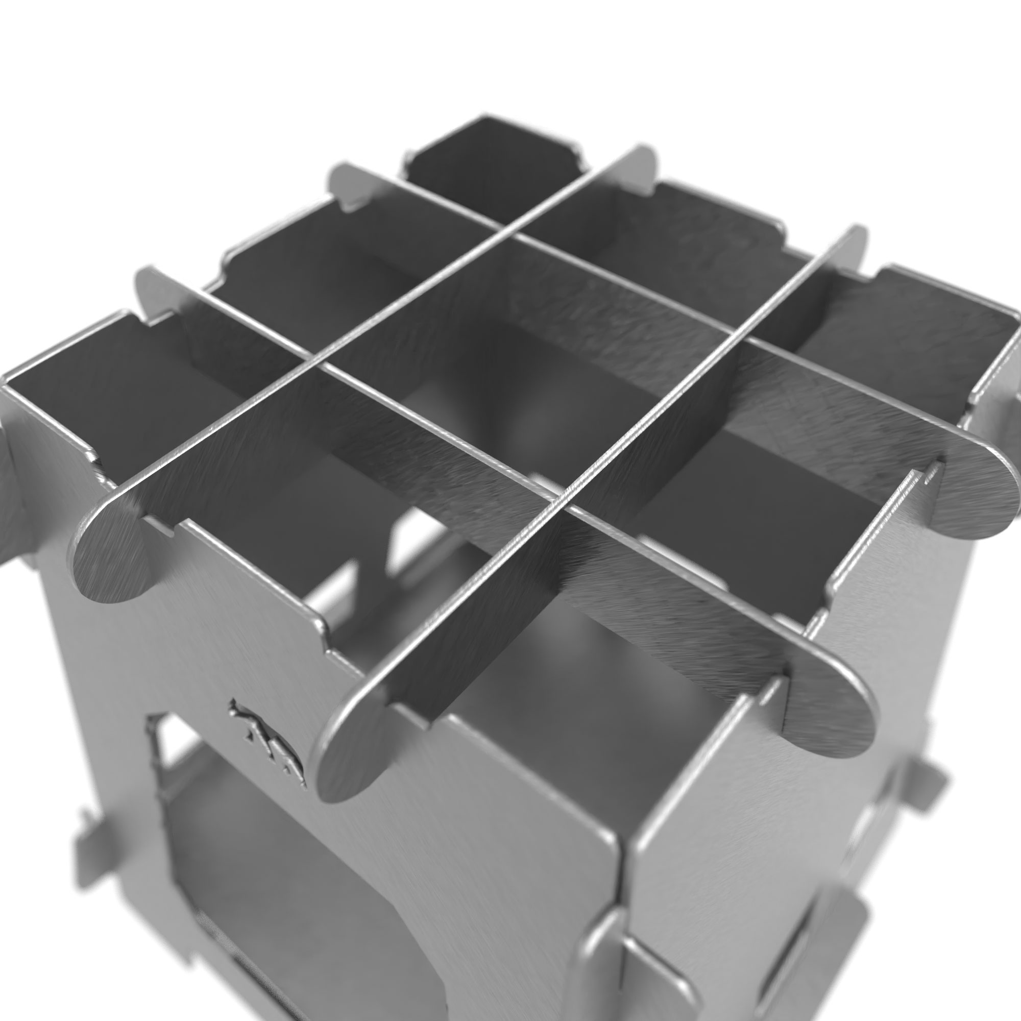 Beyaz arka plan üzerinde gümüş metal küp, ızgara yapılı.