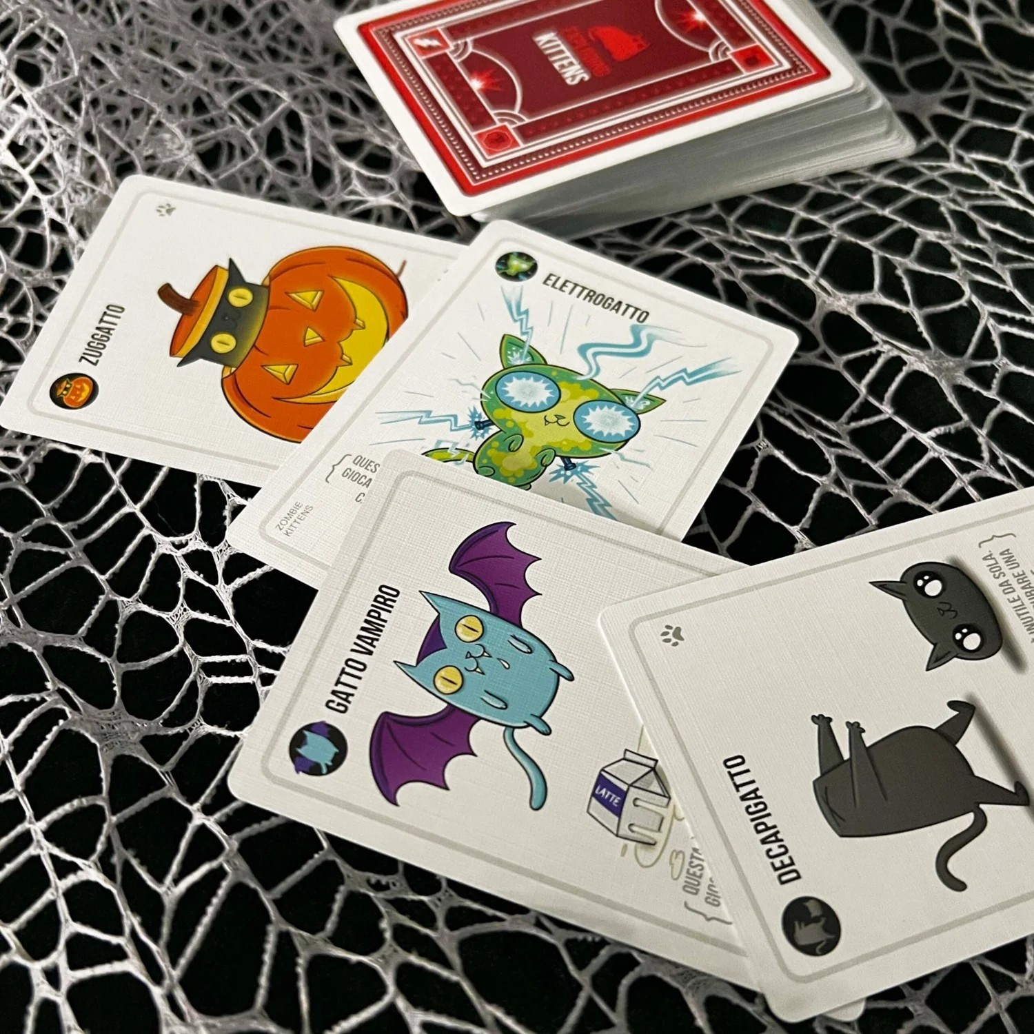 Spielkarten mit Halloween-Katzen: Kürbis, Vampir, Blitz und enthauptete Katze.