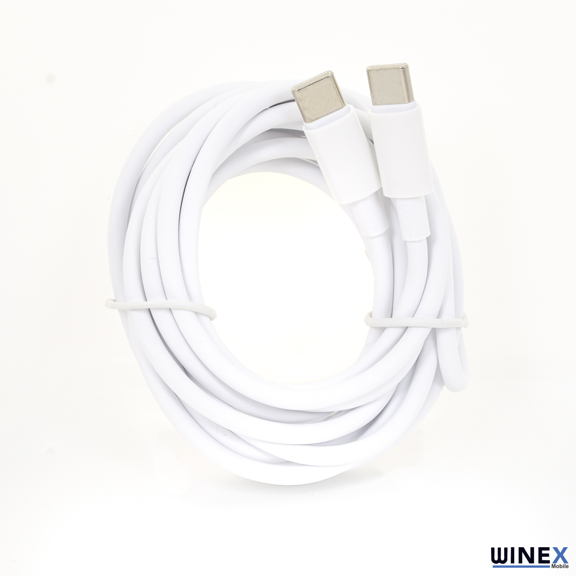 Beyaz bir USB-C kablosu rulo yapılmış ve lastik bantla sabitlenmiştir.