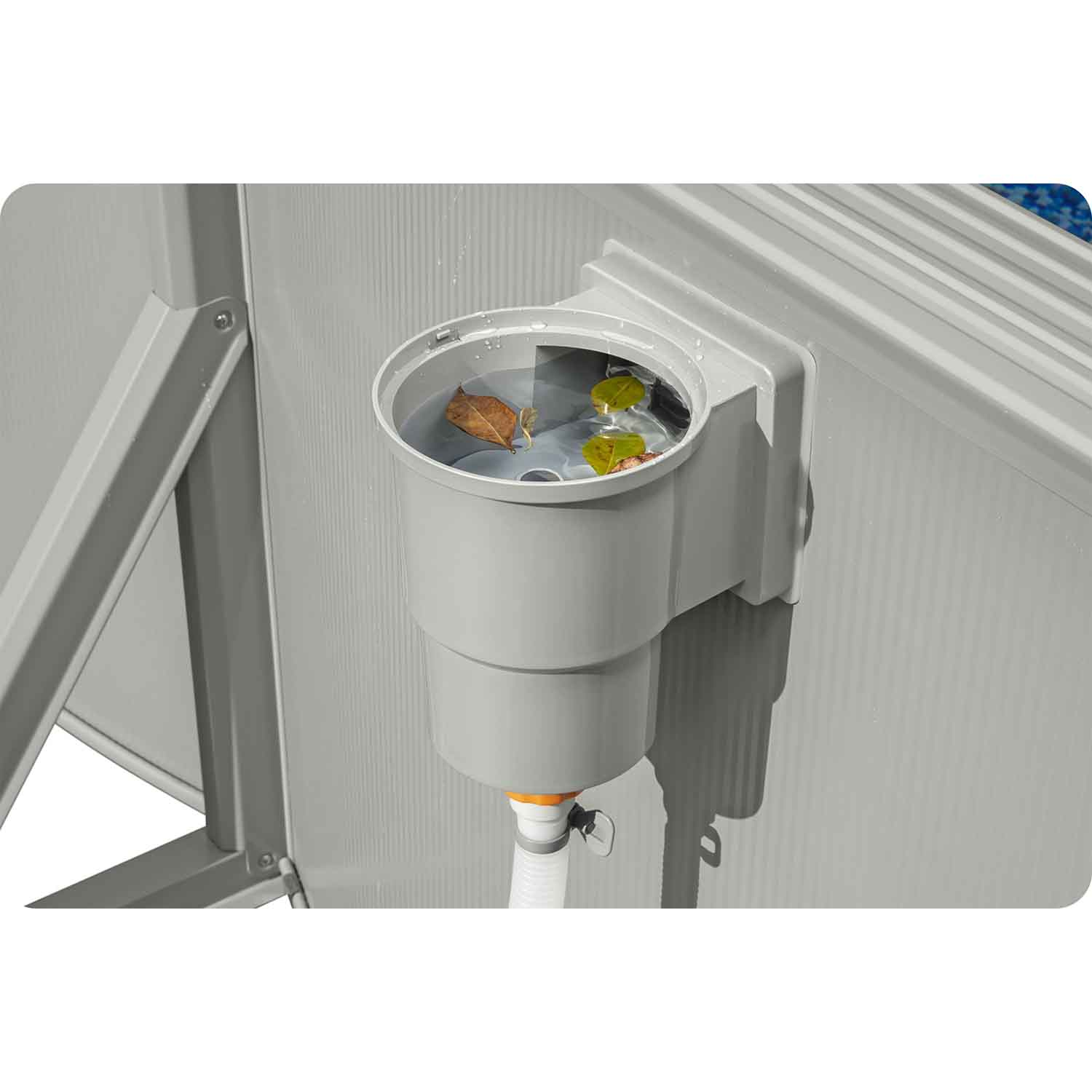 Szary skimmer basenowy z liśćmi w wodzie i wężem.