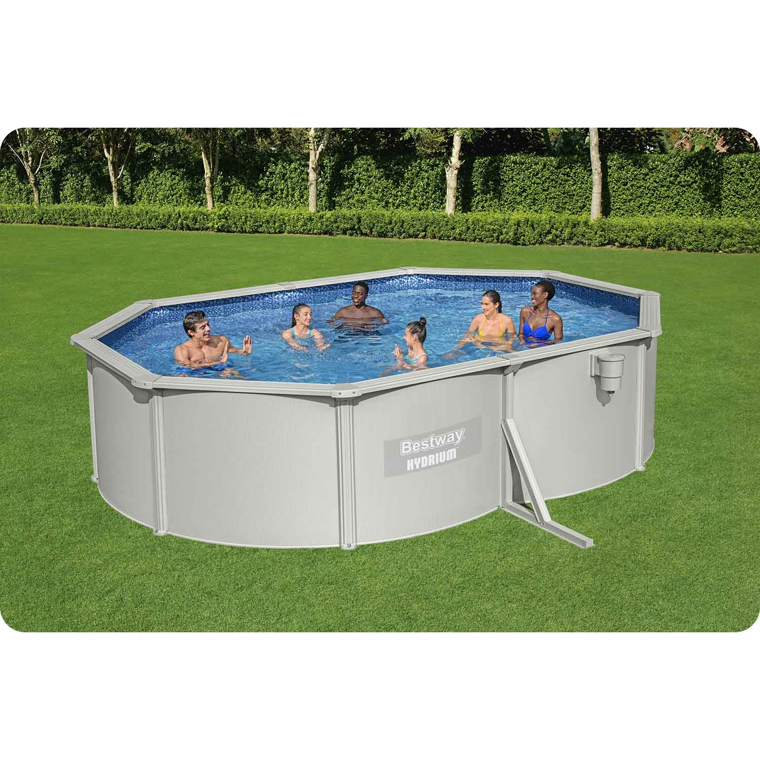 Sześć osób pluska w ośmiokątnym basenie na trawniku. Zielone żywopłoty w tle.