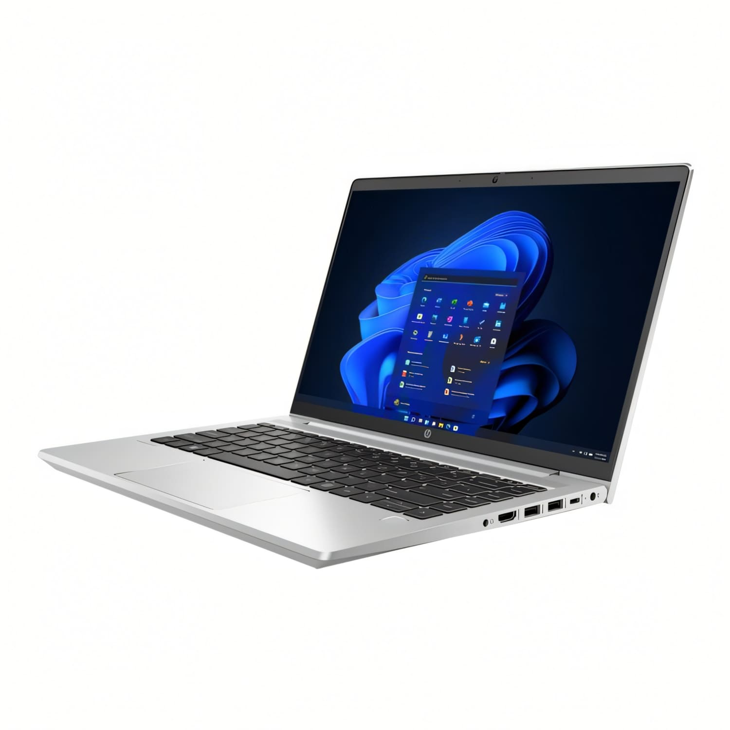 Un portátil plateado con pantalla iluminada mostrando Windows 11.