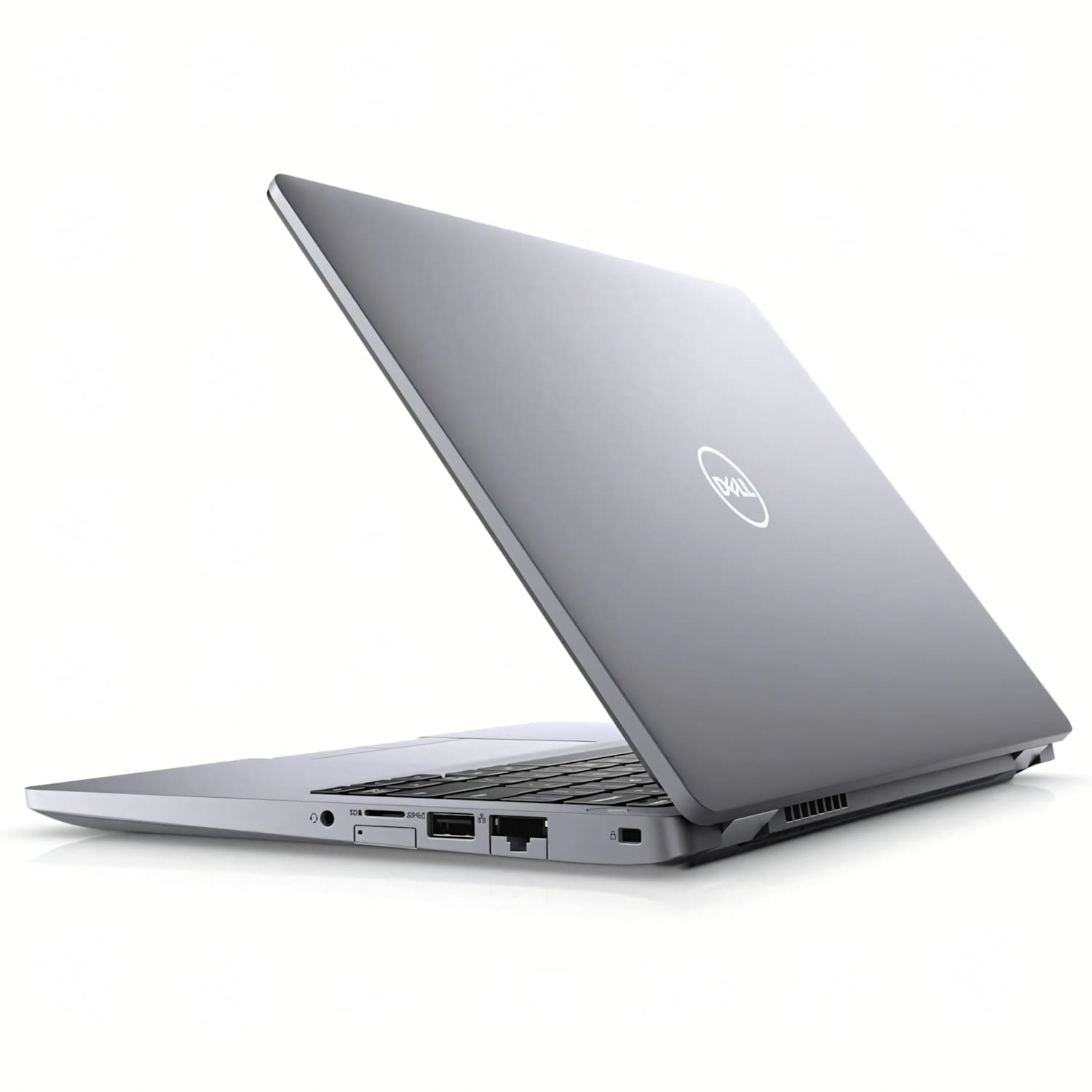 Un portátil Dell plateado abierto con logo en la tapa, sobre fondo blanco.