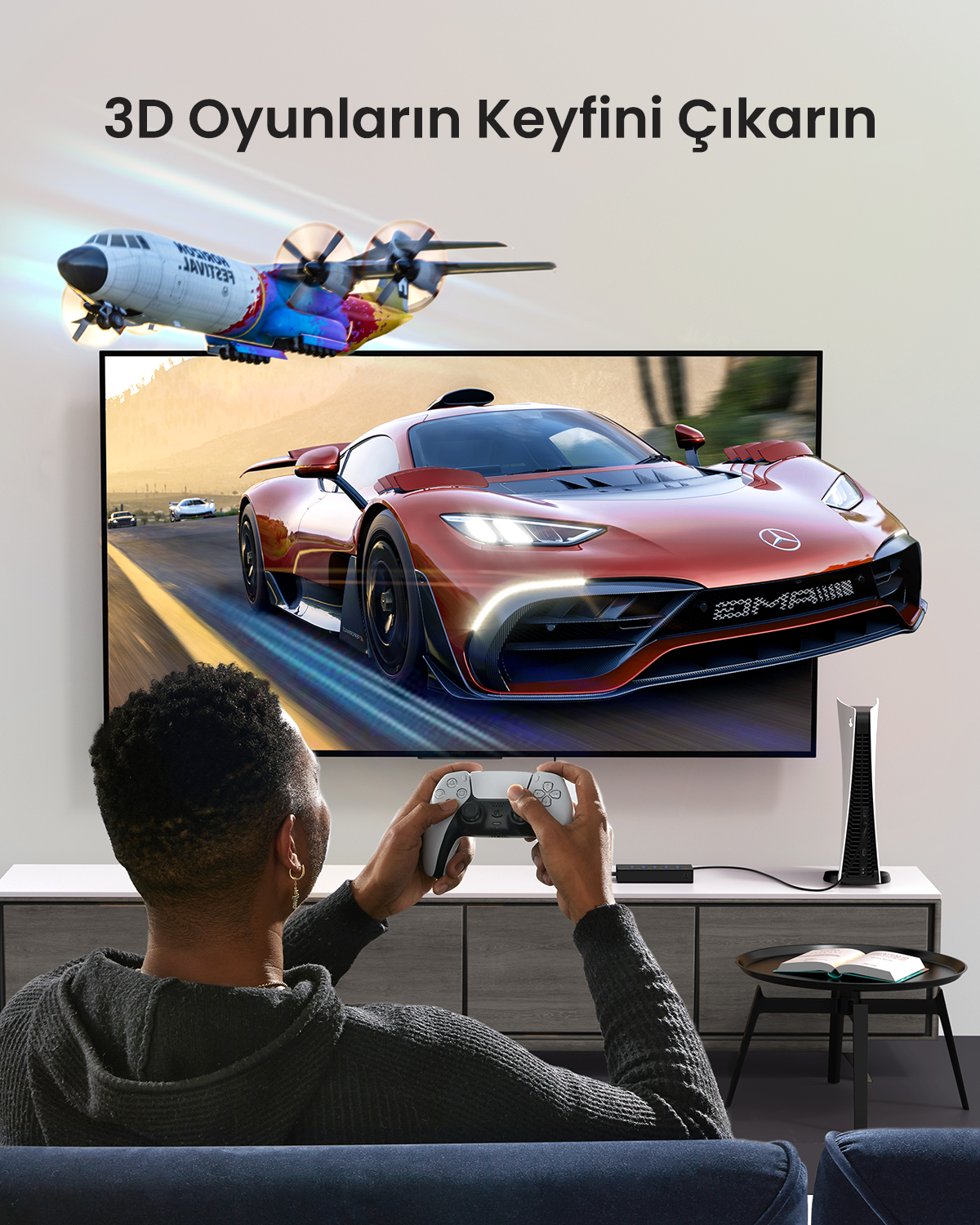 Uomo gioca a gioco 3D su TV. Auto rossa sullo schermo, aereo sopra.