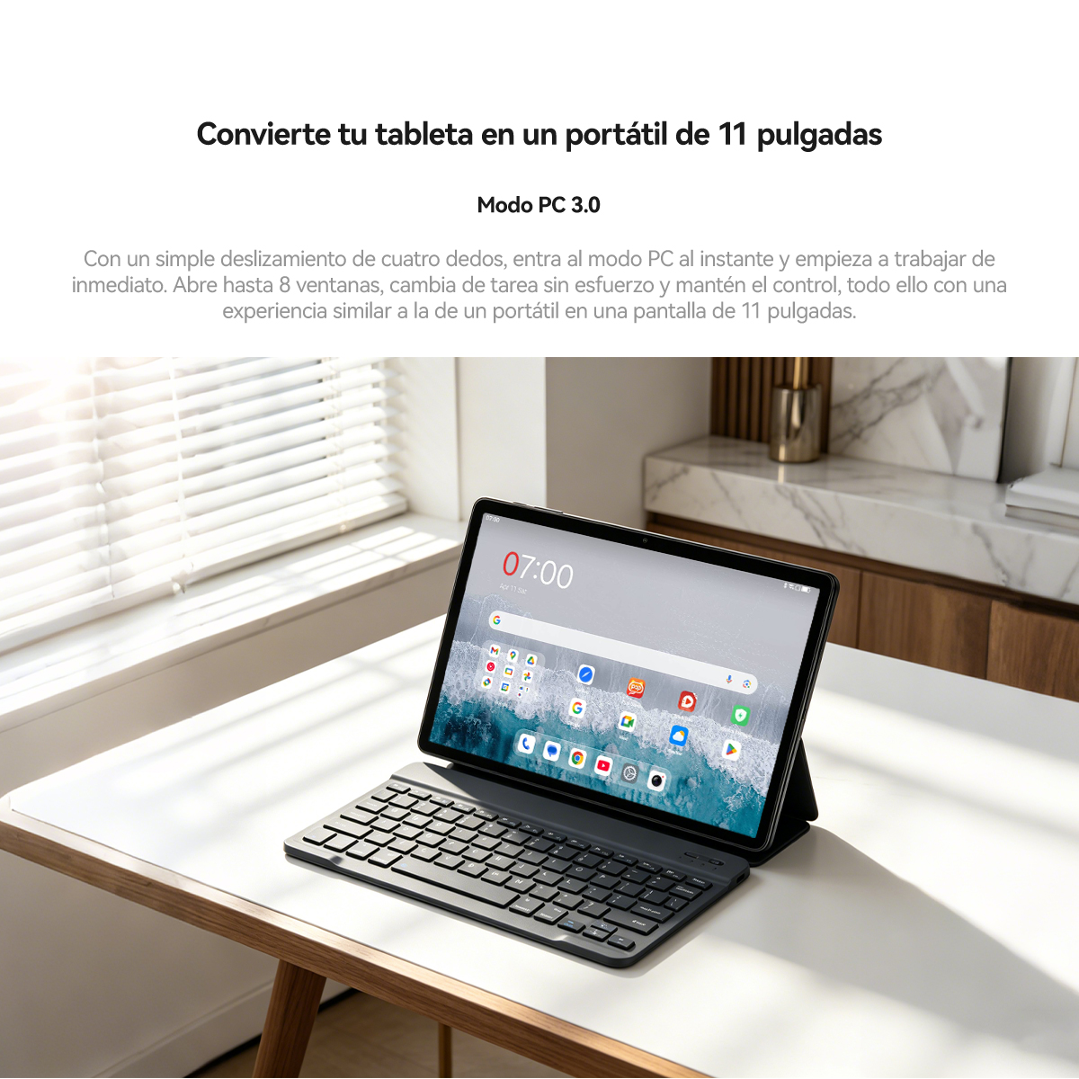 Una tableta con teclado en modo PC, sobre un escritorio.