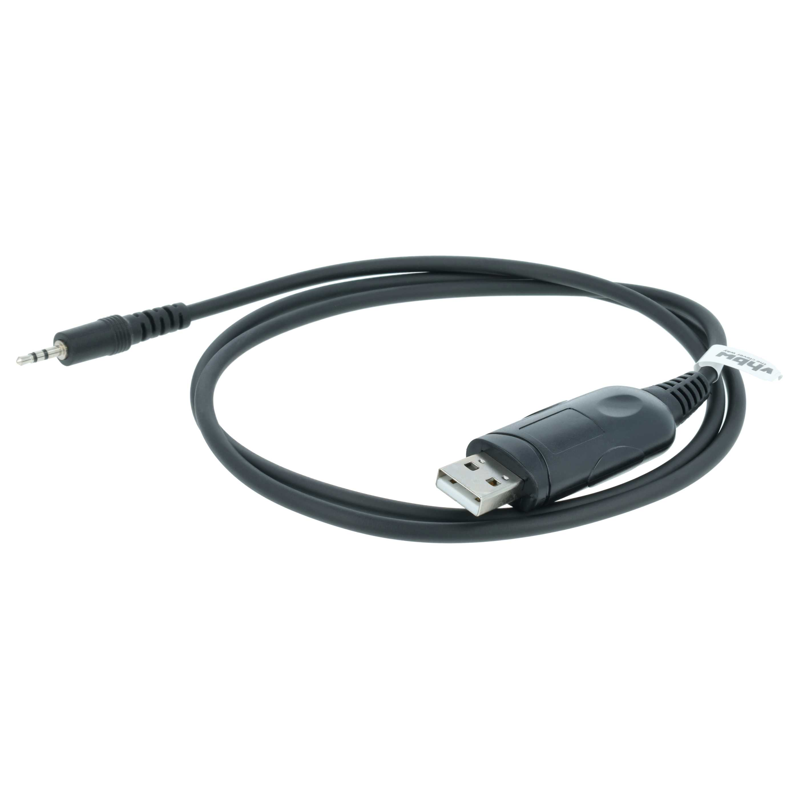 Schwarzes Kabel mit USB- und 3,5-mm-Anschluss, auf weißem Hintergrund.
