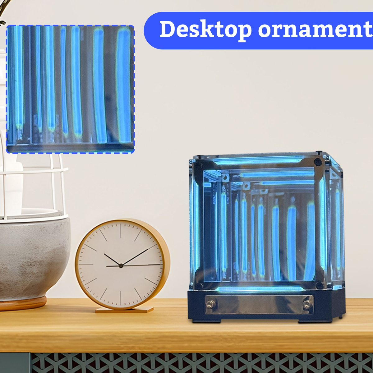 Ein Desktop-Ornament mit blauen Röhren und einer Uhr auf einem Holztisch.